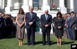 Presiden Donald Trump dan ibu negara Melania Trump bersama wakil presden Mike Pence dan istrinya Karen mengheningkan cipta untuk mengenang korban penembakan Las Vegas, di Gedung Putih, Washington D.C.
