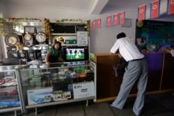 지난 2013년 7월 평양의 한 가게에서 점원이 고객을 기다리고 있다. (자료사진)