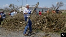 លោក​អនុប្រធានាធិបតី Mike Pence ជួយ​រើ​កម្ទេច​កម្ទី​បែកបាក់​ក្នុង​ពេល​ទស្សនកិច្ច​មួយ​នៅ​ក្នុង​តំបន់​ដែល​រង​ការ​បោកបក់​របស់​ព្យុះ Harvey កាលពី​ថ្ងៃទី៣១ ខែសីហា ឆ្នាំ២០១៧។