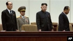 Pemimpin Korut Kim Jong-un (dua dari kanan) bersama para pejabat teras politik, pemerintah dan militer hadir dalam peringatan satu tahun wafatnya Kim Jong-il di Pyongyang (15/12).