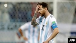 L'Argentin Lionel Messi réagit après le troisième but de la Croatie lors du match du groupe D entre l'Argentine et la Croatie lors de la Coupe du monde 2018 au stade de Nijni Novgorod à Nijni Novgorod, Russie, j21 juin 2018.