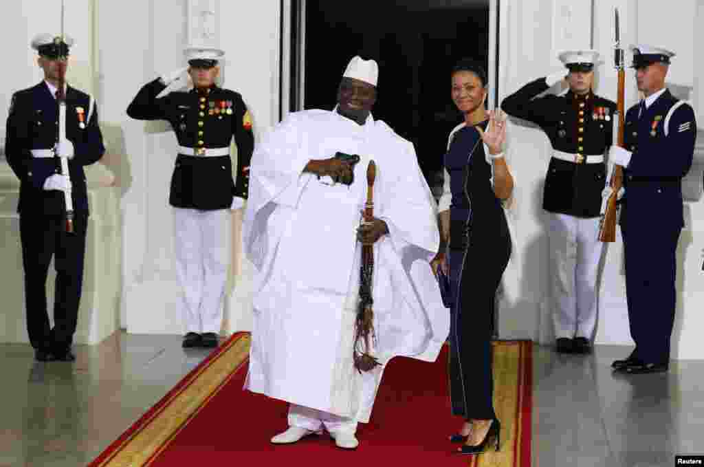 Gambiya prezidenti Yahyo Jammeh va uning rafiqasi Zinab Jammeh AQSh prezidenti Barak Obama uyushtirgan ziyofat kechasiga tashrif buyurmoqda, Vashington, 5-avgust, 2014-yil.