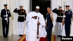 Le président de la Gambie Yahya Jammeh de la Gambie et de sa femme, Zineb Jammeh, lors d’un dîner offert par le Président américain Barack Obama, dans le cadre du sommet Etats-Unis-Afrique, à la Maison Blanche, à Washington, le 5 août 2014. 