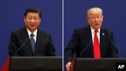 Dans cette combinaison de photos qui date du 9 novembre 2017, le président américain Donald Trump, à droite, et le président chinois Xi Jinping s'expriment lors d'un événement commercial au Grand Palais du Peuple à Beijing. (AP Photo / Andy Wong)