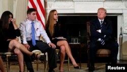 អ្នកស្រី Melissa Blank និង​និស្សិត​ដែល​រួចផុត​ពី​ការ​បាញ់​ប្រហារ​នៅ​វិទ្យាល័យ​ Stoneman Douglas លោក​ Jonathan Blank និង​នាង Julia Cordover ជួប​ជាមួយ​​លោ​ក​ប្រធានាធិបតី​ដូណាល់ ត្រាំ ដើម្បី​ពិភាក្សា។