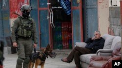 Pasukan Israel mencari seorang pria bersenjata Palestina, terduga pelaku penembakan di desa Brain dekat kota Salfit, Tepi Barat, Minggu, 17 Maret 2019.