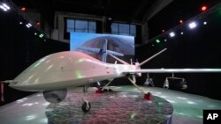 Drone Mohajer-10 buatan Iran dipamerkan dalam sebuah pameran di kompleks militer milik Kementerian Pertahanan Iran di Teheran, pada 23 Agustus 2023. (Foto: AP/Vahid Salemi)