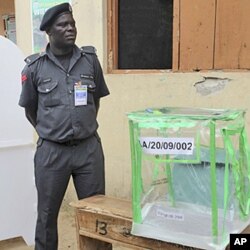 Policier de garde dans un bureau de vote de Surulere (Lagos)