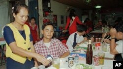 ស្ត្រី​បម្រើ​ស្រាបៀរ​​ម្នាក់​ចាក់​ស្រាបៀរ​ឲ្យ​អតិថិជន​នៅ​ក្នុង​ភោជនីយដ្ឋាន​មួយ​ក្នុង​ក្រុង​ភ្នំពេញ​។ កាល​ពី​ពេល​ថ្មីៗ​នេះ ស្រ្តី​បម្រើ​ស្រាបៀរ​អង្គរ​​៣៤​នាក់​បាន​ធ្វើកូដកម្ម​តវ៉ា​ចំនួន​បី​ថ្ងៃ​ដើម្បី​ទាមទារ​ឲ្យ​ក្រុម​ហ៊ុន​ស្រាបៀរ​អង្គរ​គោរព​សេចក្តី​សម្រេច