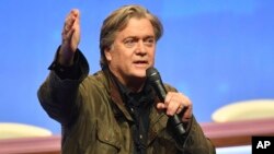 Mantan penasihat Gedung Putih Steve Bannon memberikan pidato dalam sebuah pertemuan partai ekstrem kanan di Lille, Perancis utara, hari Sabtu (10/3). 