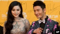 Artis Fan Bingbing (kiri) dan aktor Huang Xiaoming di Beijing International Film Festival, China, 16 April 2016 (Foto: dok). 
