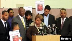 Samaria Rice, la mère de Tamir Rice, le garçon de 12 ans qui a été mortellement abattu par la police en 2014 alors qu'il portait un pistolet jouet, prend la parole lors d'une conférence de presse à Cleveland, Ohio en décembre 8, 2014. REUTERS / Aaron Josefczyk 