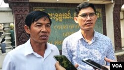 រូបឯកសារ៖ លោក​ អ៊ួនឈិន និង​លោក​យាង សុធារិន្ទ អតីត​អ្នកសារព័ត៌មាន​វិទ្យុ​អាស៊ីសេរី​ ផ្តល់​សម្ភាសន៍​ដល់​អ្នក​សារពត៌មាន​នៅ​ខាង​មុខ​សាលា​ឧទ្ធរណ៍​ក្រោយ​ចេញ​ពី​សវនាការ​នៅ​ថ្ងៃ​ទី​២០ ខែ​មករា ឆ្នាំ២០២០។ (កាន់​ វិច្ឆិកា/VOA)