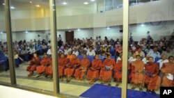 ព្រះសង្ឃ ពលរដ្ឋខ្មែរ​ចូលរួម​​ស្តាប់សវនាការ​របស់​សាលាក្តី​​កាត់ទោស​មេ​ដឹកនាំ​ខ្មែរក្រហម។ ថ្ងៃ២៧​មិថុនា​​២០១១។