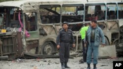 Polisi Afghanistan mengamankan lokasi ledakan bom mobil bunuh diri di Kabul (16/11). (AP/Anja Niedringhaus)