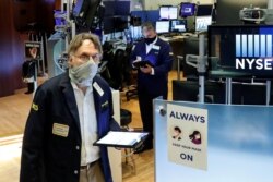 코로나 사태로 문을 닫았던 뉴욕증권거래소가(NYSE) 26일 다시 문을 열었다.