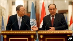 Sekjen PBB Ban Ki-moon (kiri) melakukan konferensi pers bersama PM Irak Nouri al-Maliki di Baghdad hari Senin (13/1). 