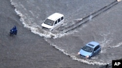 20일 중국 허난성 정저우시에서 폭우로 도로가 물에 잠겼다.