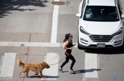 지난 23일 미국 콜로라도주 덴버에서 조깅을 하는 주민.