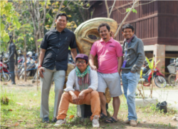 រូបឯកសារ៖ លោក​ ស្រី​ បណ្តូល ថត​រូបជាមួយសហស្ថាបនិកអង្គការហ្វារពន្លឺសិល្បៈដទៃទៀត។ (រូបថតផ្តល់ឲ្យដោយហ្វារពន្លឺសិល្បៈ)