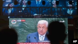 요르단강 서안 주민들이 27일, 라말라에 설치된 대형 스크린을 통해 마무드 압바스 팔레스타인 자치정부 수반의 연설을 지켜보고 있다. 