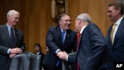 지난달 25일 미국 상원 외교위원회 청문회에 출석한 마이크 폼페오 국무장관이 위원회 소속 의원들과 인사하고 있다.