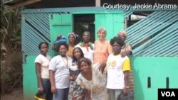 Jaki Abrams Afrikada hamkasb xotin-qizlar bilan