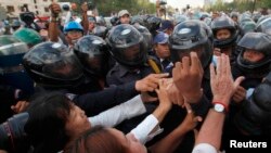 Para demonstran Kamboja bentrok dengan polisi di ibukota Phnom Penh hari Senin (31/3). 