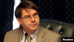 Pejabat IMF Chris Jarvis memberikan keterangan mengenai pinjaman kepada Mesir, di Kairo, Kamis (11/8).