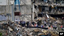 Spasioci tragaju za 145 nestalih u ruševinama zgrade u Surfsajtu