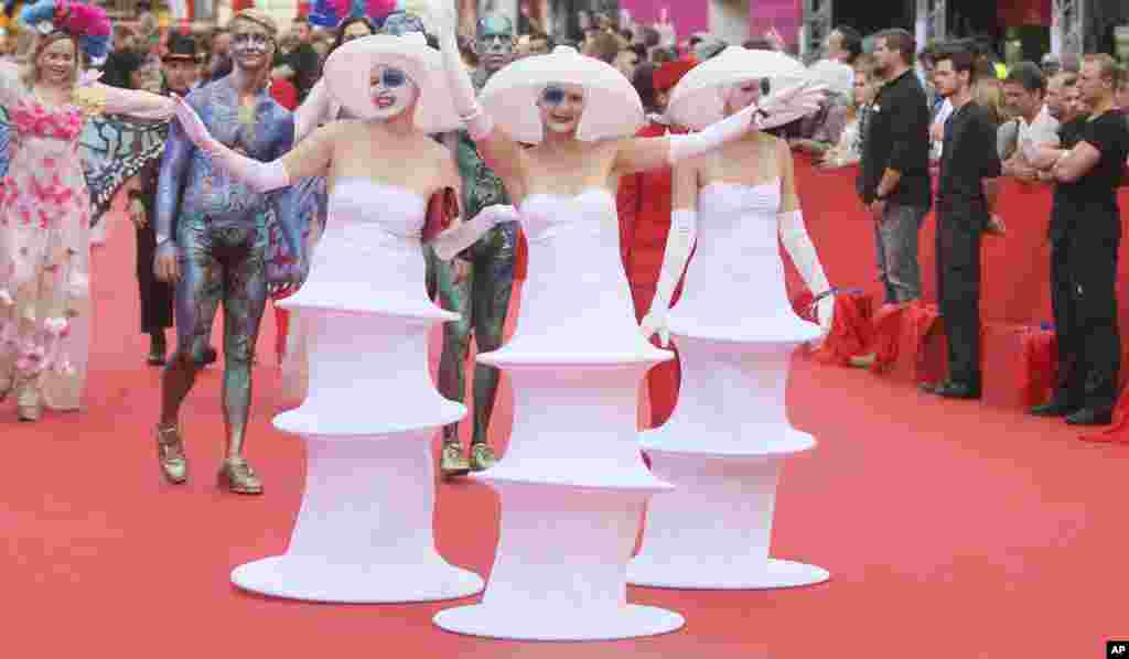 Guests in costumes arrive for the opening ceremony of the Life Ball, in front of the City Hall in Vienna, Austria, June 10, 2017.