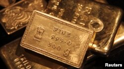 Emas batangan di sebuah toko perhiasan di Chandigarh, India.