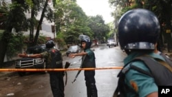 Des policiers bangladais patrouillent dans une zone où des hommes armés ont pris des dizaines d'étrangers en otage dans un restaurant, à Dhaka, Bangladesh, 2 juillet 2016. (AP photo)