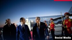 На фотографијата објавена на неговиот профилм на „X“ на 28 октомври 2024 година, унгарскиот премиер Виктор Орбан е виден како пристигнува во Тбилиси, Грузија.