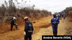 Une agriculture engagée à travailler la piste agricole Lombolo-Loulombo, au Congo-Brazzaville, le 4 août 2019. (VOA/Arsène Severin)