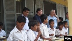 សិស្សានុសិស្ស​នៅ​បឋមសិក្សា​ឥន្ធកុមារ​ដែល​មាន​ចម្ងាយ​ប្រមាណ​ជា​ពីរ​គីឡូម៉ែត្រ​ពី​ទីរួម​ខេត្ត​កំពង់​ធំ កាល​ពី​ថ្ងៃ​ទី​១០ ខែ​មិថុនា ឆ្នាំ​២០១៤។