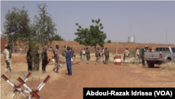 Vue sur la prison de Koutoukalé, après une attaque terroriste, au Niger, le 17 octobre 2016. (VOA/Abdoul-Razak Idrissa)
