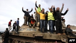 Demonstranti protiv vlade stoje na tenku kraj trga u Bengaziju