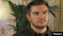 Tentara AS Alek Skarlatos dalam upacara di Kedutaan Besar AS di Paris, Perancis (23/8). (Reuters/Regis Duvignau)