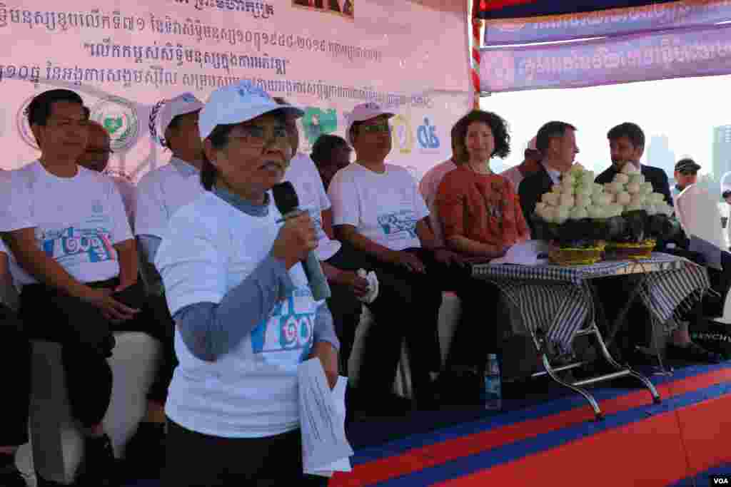 តំណាង​សហគមន៍​ដី​ធ្លី កំពុង​ថ្លែង​ពី​បញ្ហា​ប្រឈម​ក្នុង​ពិធី​​ប្រារព្ធ​ទិវា​សិទ្ធិ​មនុស្ស​អន្តរជាតិ​លើកទី​៧១ នៅ​សួន​ប្រជាធិបតេយ្យ នៅ​ថ្ងៃ​ទី​១០ ខែ​ធ្នូ ឆ្នាំ​២០១៩។ (កាន់ វិច្ឆិកា/VOA)