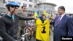 Petro Poroshenko (R) accepts a gift from supporters during his election campaign in Odessa May 21, 2014.
