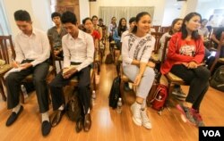 ក្រុមយុវជនប្រមាណជាង៦០នាក់ចូលរួមសិក្ខាសាលាស្ដីអំពីការប្រយុទ្ធប្រឆាំងអំពើពុករលួយនៅថ្ងៃព្រហស្បត៌ ទី៣០ ឆ្នាំ២០១៦ នៅរាជធានីភ្នំពេញ។(ឡេង ឡែន/VOA)