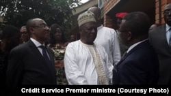 John Fru Ndi, président du SDF en blanc et Dion Nguté à Bamenda, au Cameroun. (Crédit Service Premier ministre)