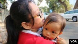 អ្នកស្រី ឡុង គឹមហ៊ាង ភរិយា​លោក រ៉ាត់ រត្ន​មុនី ​អ្នក​បកប្រែ​ភាពយន្ត​ឯកសារ «ម្តាយ​ខ្ញុំ​លក់​ខ្ញុំ»និង​កូន​ប្រុស​ កំពុងអង្គុយ​សុំ​អន្តរាគមន៍​នៅ​ខាងមុខ​ស្ថានទូត​រុស្ស៊ី​ប្រចាំ​កម្ពុជា ជា​លើកទី​៤ នៅថ្ងៃទី៦ ខែកុម្ភៈ ឆ្នាំ២០១៩។