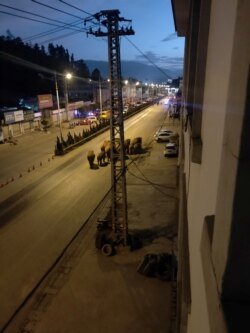 Kawanan gajah berjalan di sepanjang jalan di Eshan, Yunan, China, 27 Mei 2021. (Foto: Eshan County Fang Yuan Car Care Center via REUTERS)