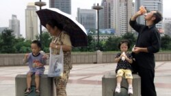 중국 당국이 한자녀 정책을 시행 중이던 지난 2002년 주민들이 각각 자녀와 외출하고 있다. (자료 사진)