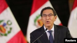 Le président péruvien Martin Vizcarra s'adresse à la nation pour annoncer la dissolution du Congrès, à Lima, au Pérou, le 30 septembre 2019.