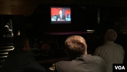 Warga menyaksikan debat dengan Serikat Konservatif Amerika di House of Blues di Cleveland. (Kane Farabaugh/VOA News)