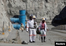 FILE - Workers return from a shift at Zimplats' Ngwarati Mine in Mhondoro-Ngezi, May 30, 2014. A recent leak of documents alleges Zimplats used an offshore company to pay management salaries.