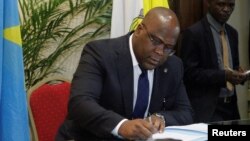 Félix Tshisekedi signe l'accord conclu sous la médiation des évêques catholiques à Kinshasa, 31 décembre 2016.